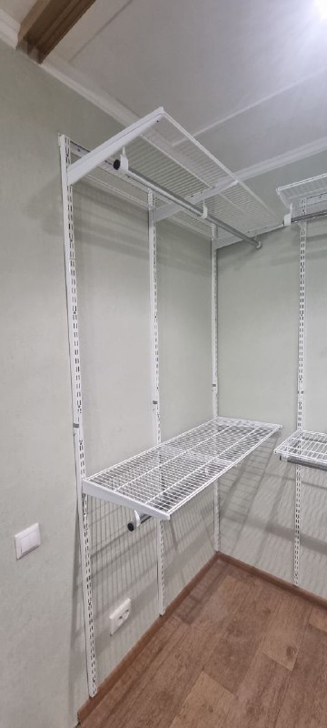 Белая угловая гардеробная с выдвижными корзинами, ~1,8×1,6 м, фото 1