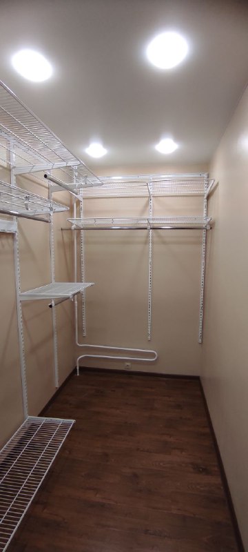 Белая угловая гардеробная с выдвижными корзинами, ~1,8×3 м, фото 3