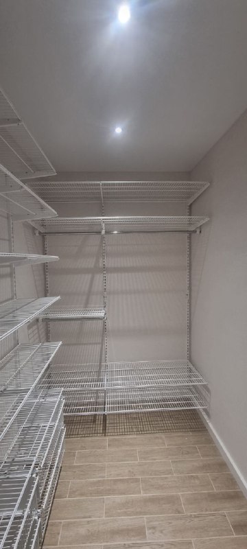 Белая угловая гардеробная с выдвижными корзинами, ~1,8×2,1 м, фото 1