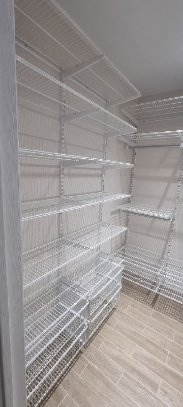 Белая угловая гардеробная с выдвижными корзинами, ~1,8×2,1 м, фото 2