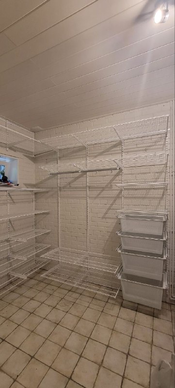 Белая угловая гардеробная с выдвижными корзинами, ~2,7×1,8 м, фото 2