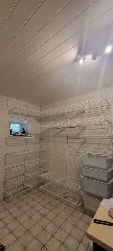 Белая угловая гардеробная с выдвижными корзинами, ~2,7×1,8 м, фото 3