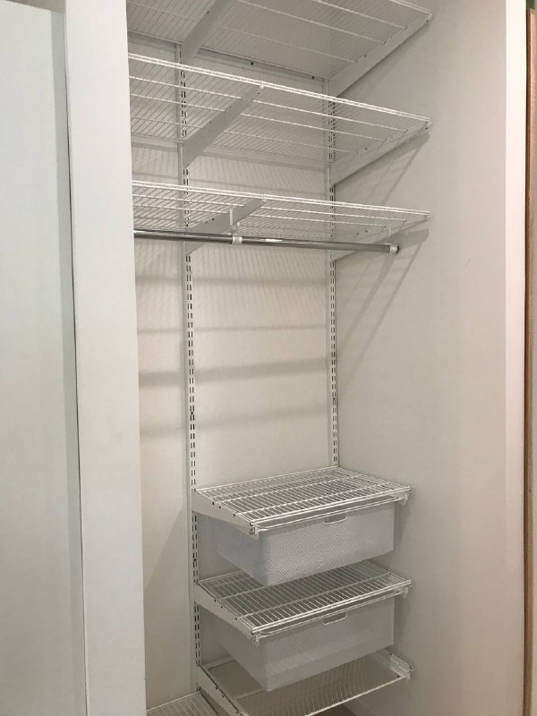 Белая угловая гардеробная с выдвижными корзинами, ~1,2×1,2 м, фото 1