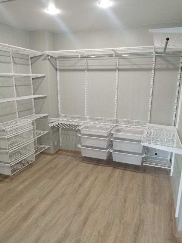 Белая угловая гардеробная с выдвижными корзинами, ~3×2 м, фото 1