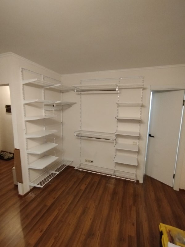 Белая угловая гардеробная с выдвижными корзинами, ~2×1,4 м, фото 1