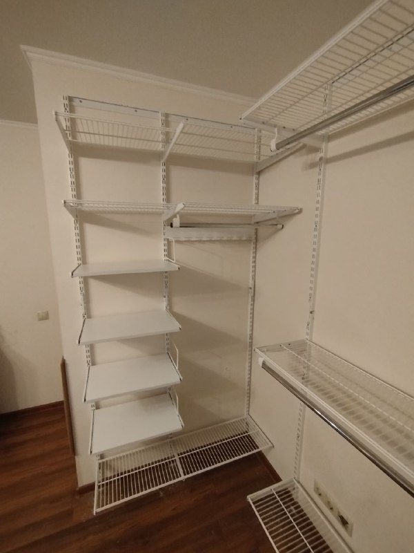 Белая угловая гардеробная с выдвижными корзинами, ~2×1,4 м, фото 2