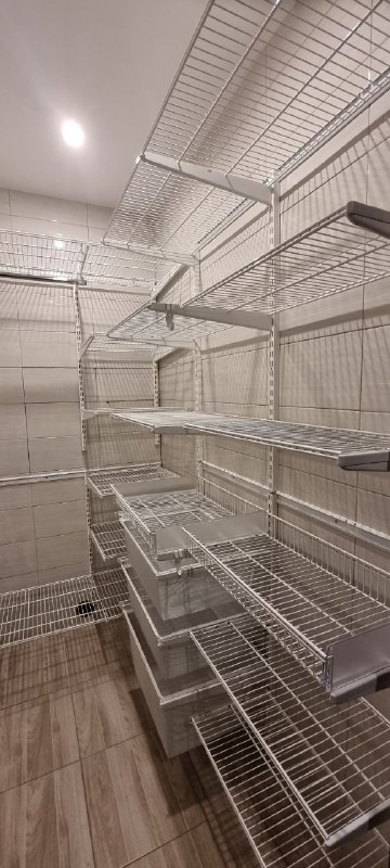 Белая угловая гардеробная с выдвижными корзинами, фото 2