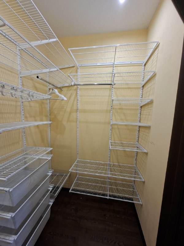 Белая угловая гардеробная с выдвижными корзинами, ~1,3×2,1 м, фото 2