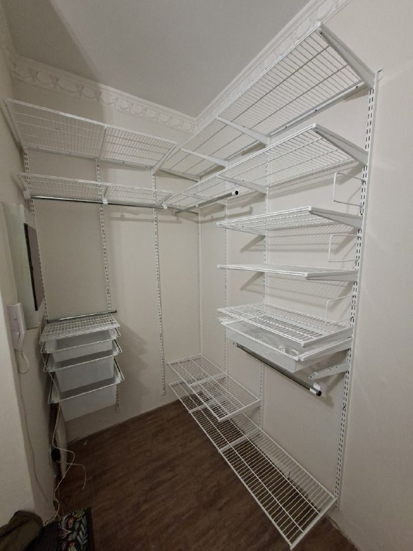 Белая угловая гардеробная с выдвижными корзинами, ~1,8×2,4 м, фото 1