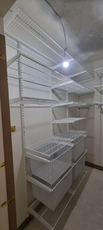 Белая угловая гардеробная с выдвижными корзинами, фото 1