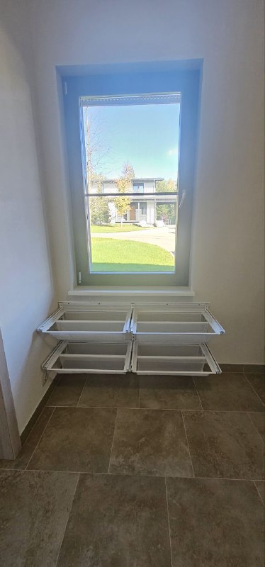 Белая угловая гардеробная с выдвижными корзинами, ~2,8×2,2 м, фото 1