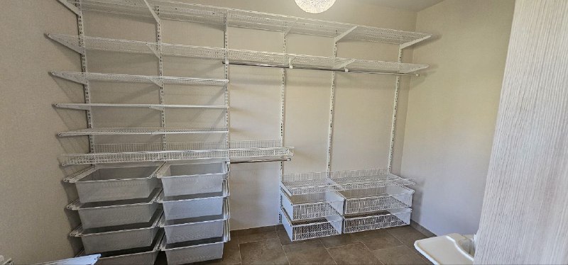 Белая угловая гардеробная с выдвижными корзинами, ~2,8×2,2 м, фото 2
