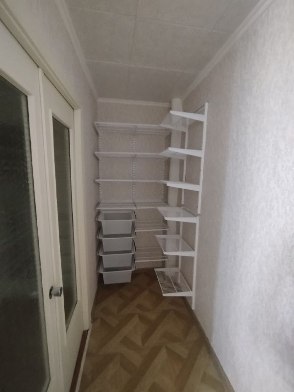 Белая угловая гардеробная с выдвижными корзинами, фото 1