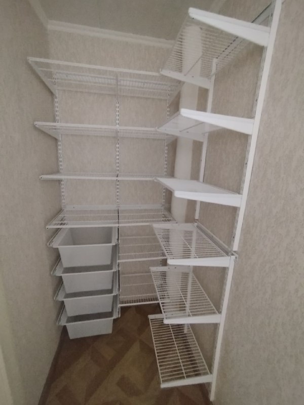 Белая угловая гардеробная с выдвижными корзинами, фото 2