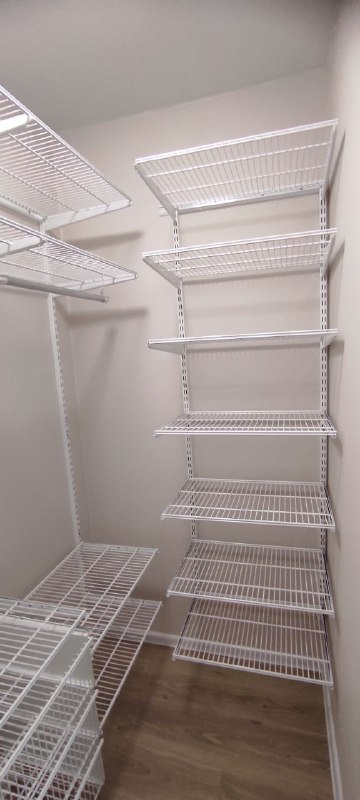 Белая угловая гардеробная с выдвижными корзинами, ~2,2×1,8 м, фото 3