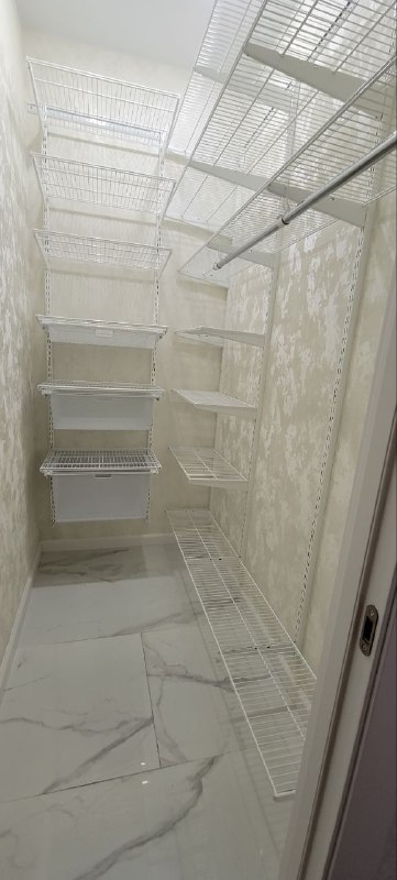 Белая угловая гардеробная с выдвижными корзинами, ~1,2×1,8 м, фото 1