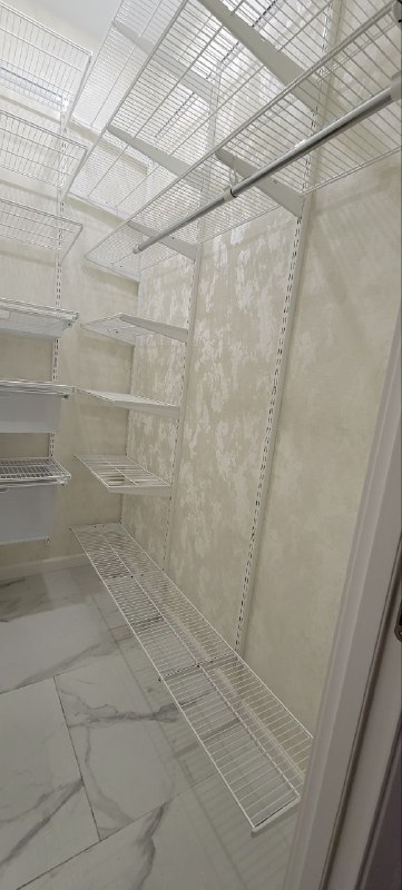 Белая угловая гардеробная с выдвижными корзинами, ~1,2×1,8 м, фото 2