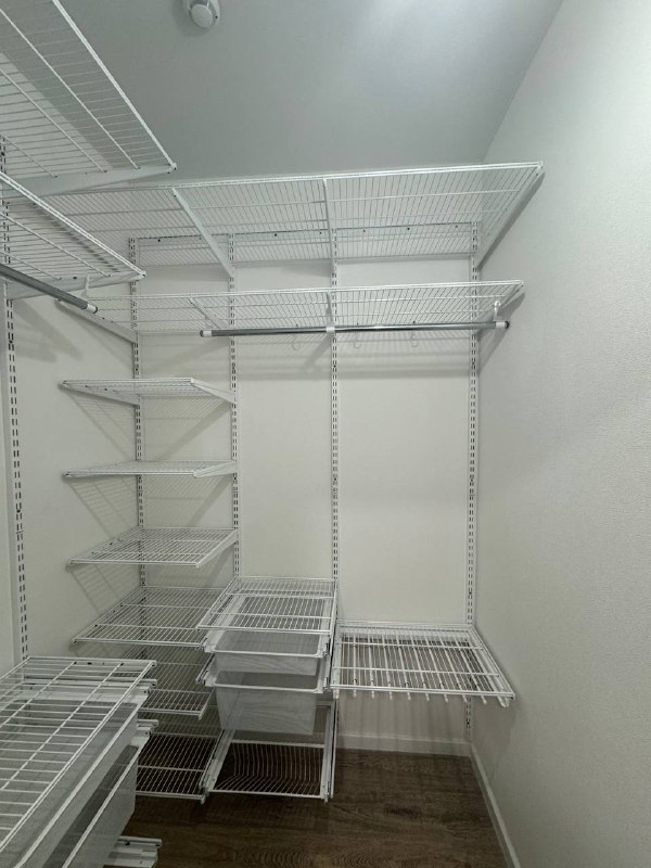 Белая угловая гардеробная с выдвижными корзинами, ~1,8×2 м, фото 1