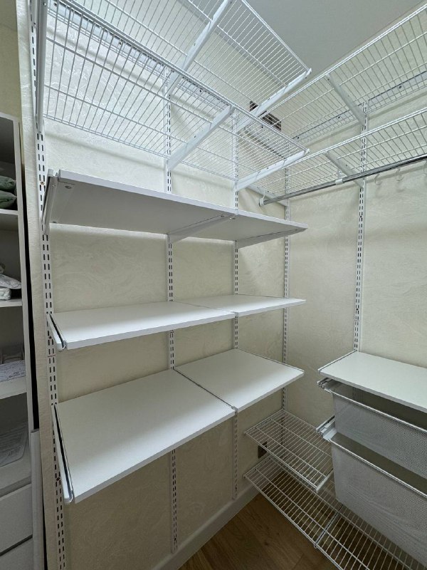 Белая угловая гардеробная с выдвижными корзинами, ~1,2×1,9 м, фото 2