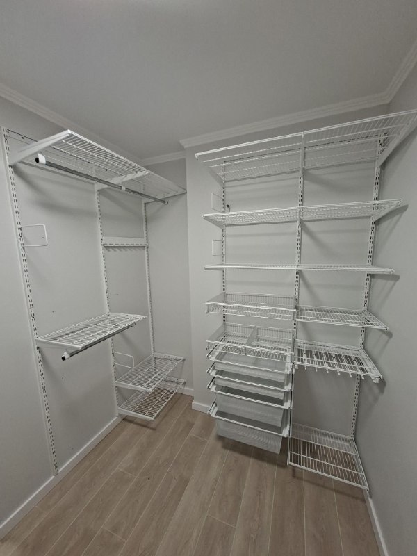Белая угловая гардеробная с выдвижными корзинами, ~1,5×2 м, фото 1