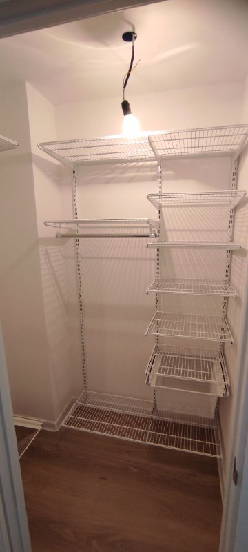 Белая угловая гардеробная с выдвижными корзинами, ~1,2×1,5 м, фото 2