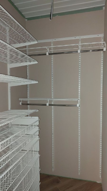 Белая угловая гардеробная с выдвижными корзинами, ~1,5×1,8 м, фото 1