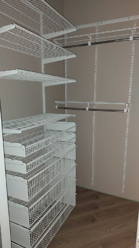 Белая угловая гардеробная с выдвижными корзинами, ~1,5×1,8 м, фото 3