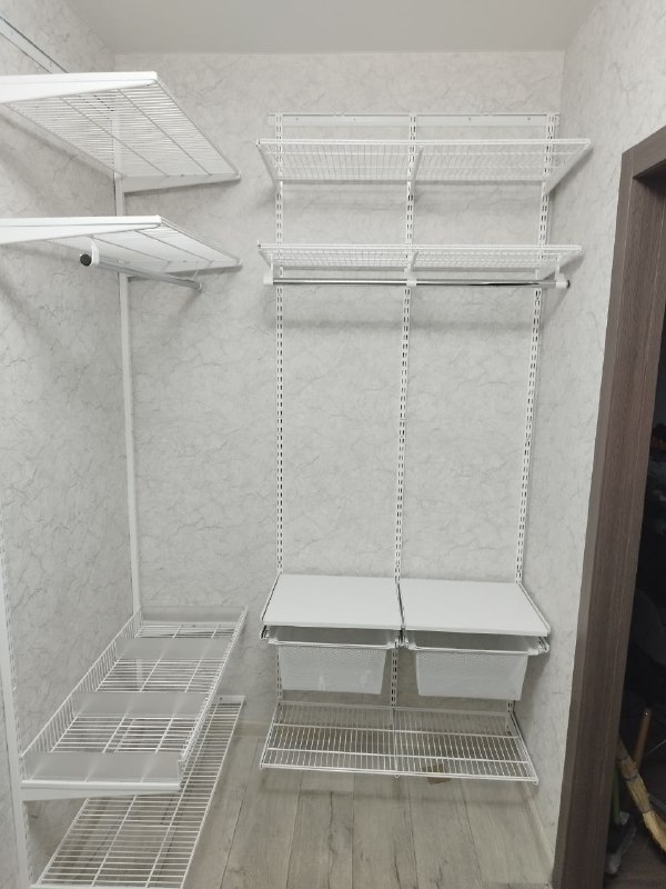 Белая угловая гардеробная с выдвижными корзинами, ~1,3×1,6 м, фото 1