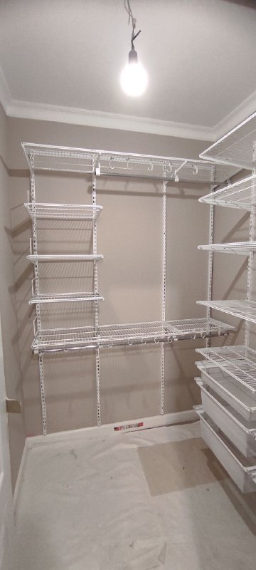 Белая угловая гардеробная с выдвижными корзинами, ~1,8×2 м, фото 1