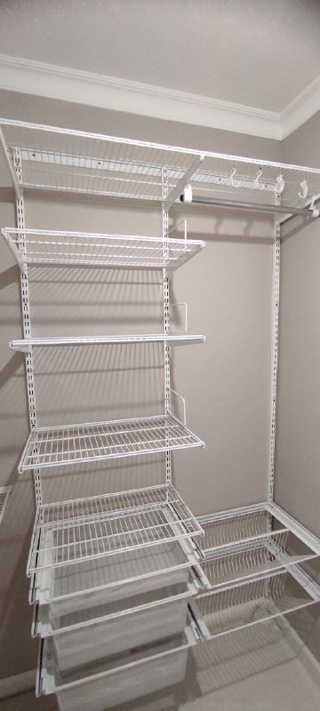 Белая угловая гардеробная с выдвижными корзинами, ~1,8×2 м, фото 2