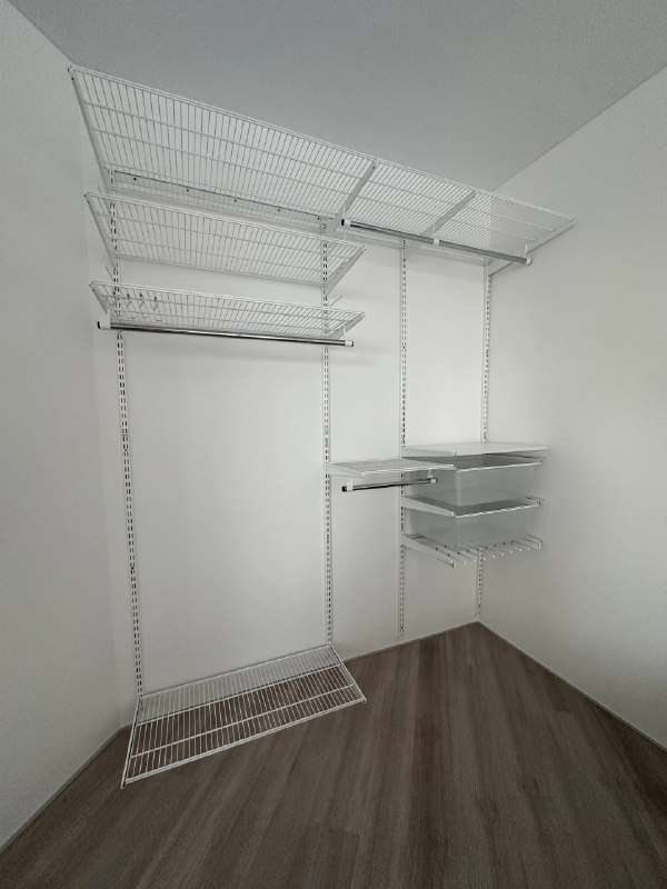 Белая угловая гардеробная с выдвижными корзинами, ~2,4×1,8 м, фото 1