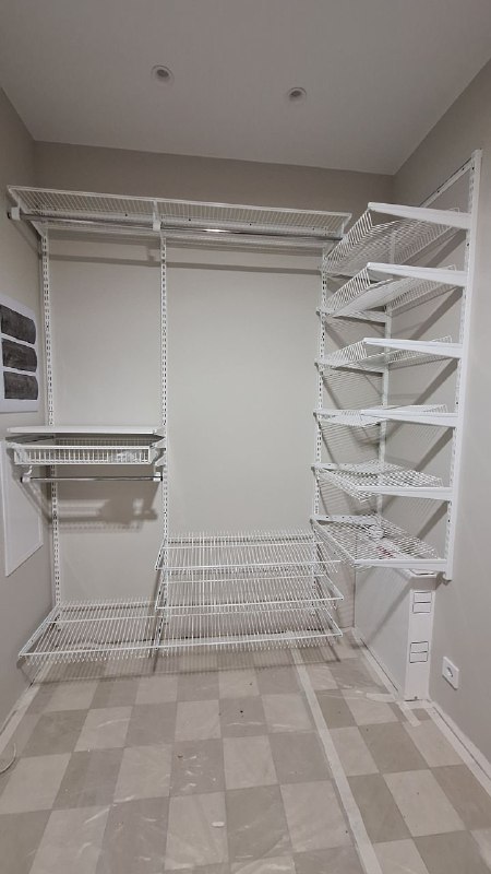 Белая угловая гардеробная с выдвижными корзинами, ~1,9×2,4 м, фото 1