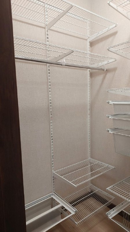 Белая угловая гардеробная с выдвижными корзинами, ~1,8×1,5 м, фото 1