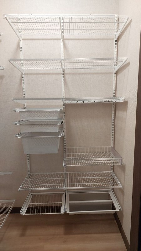 Белая угловая гардеробная с выдвижными корзинами, ~1,8×1,5 м, фото 2