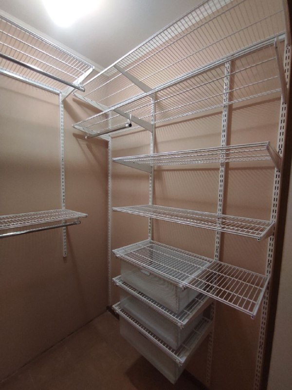 Белая угловая гардеробная с выдвижными корзинами, ~1,2×2 м, фото 1