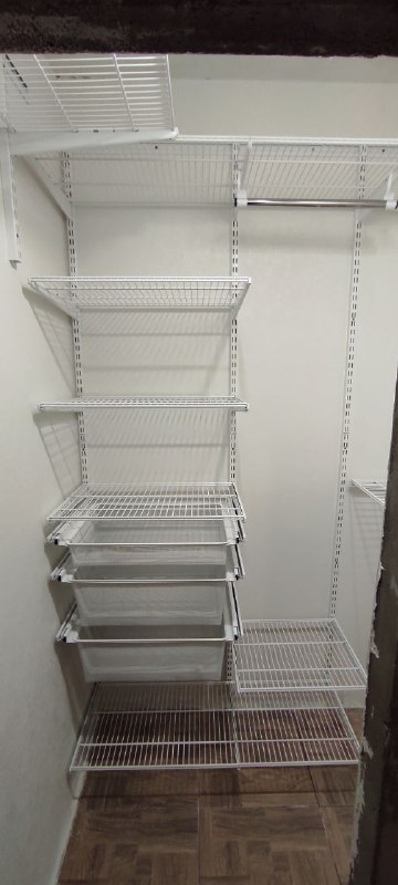 Белая угловая гардеробная с выдвижными корзинами, ~1,2×1,1 м, фото 1