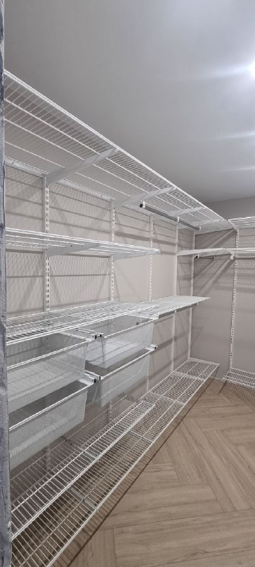 Белая угловая гардеробная с выдвижными корзинами, фото 2