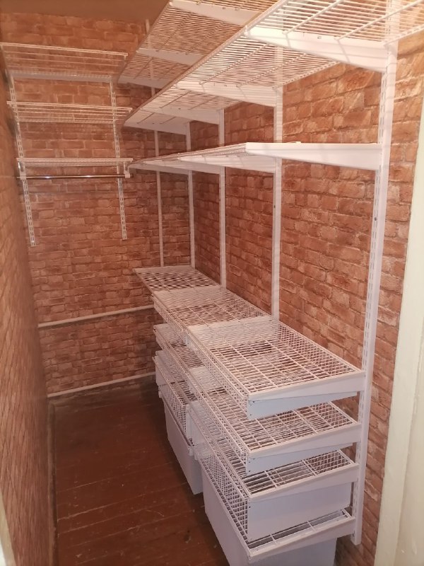 Белая угловая гардеробная с выдвижными корзинами, ~1,2×2,1 м, фото 1