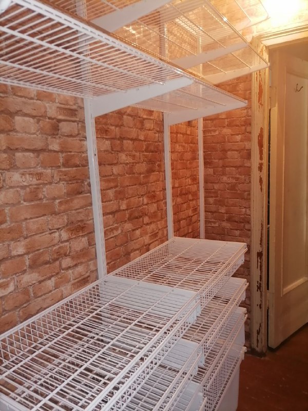 Белая угловая гардеробная с выдвижными корзинами, ~1,2×2,1 м, фото 2