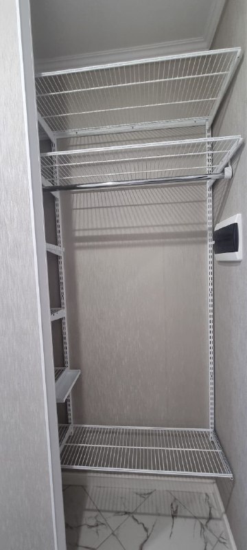 Белая угловая гардеробная с выдвижными корзинами, ~1,2×1 м, фото 2