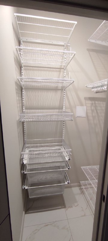 Белая угловая гардеробная с выдвижными корзинами, ~1,2×1,4 м, фото 1