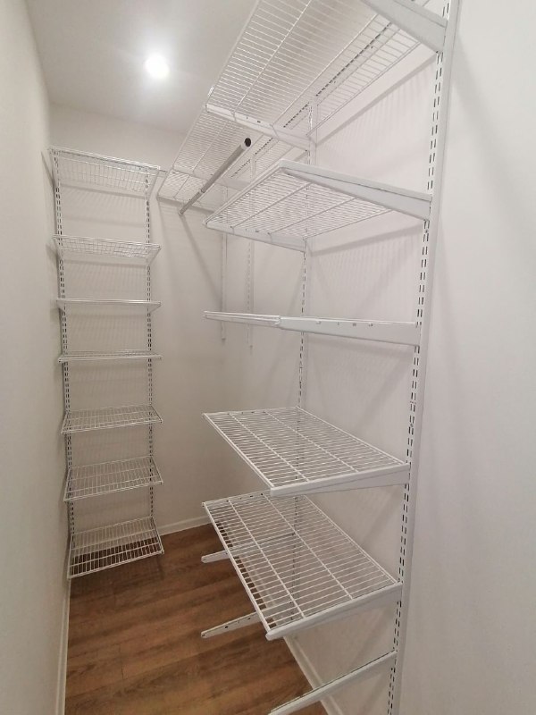 Белая угловая гардеробная с выдвижными корзинами, ~1,2×2 м, фото 1