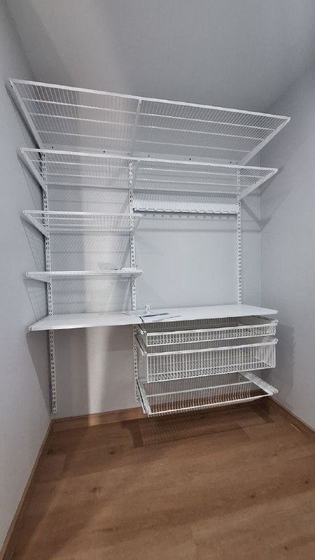 Белая угловая гардеробная с выдвижными корзинами, ~1,8×1,5 м, фото 1
