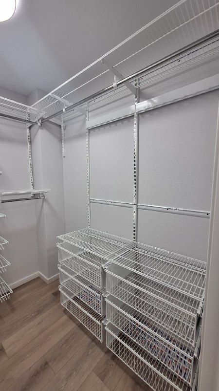 Белая угловая гардеробная с выдвижными корзинами, фото 1