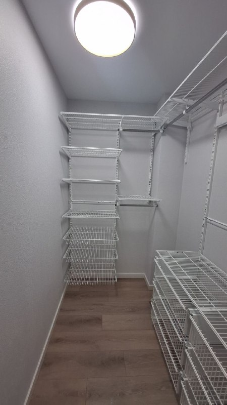 Белая угловая гардеробная с выдвижными корзинами, фото 2