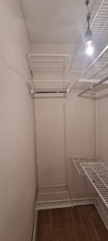 Белая угловая гардеробная с выдвижными корзинами, ~1,2×2,1 м, фото 1