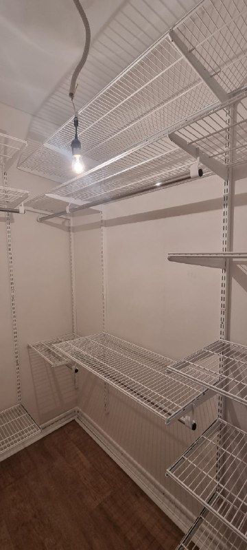 Белая угловая гардеробная с выдвижными корзинами, ~1,2×2,1 м, фото 2