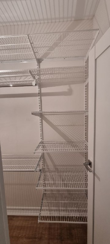 Белая угловая гардеробная с выдвижными корзинами, ~1,2×2,1 м, фото 3