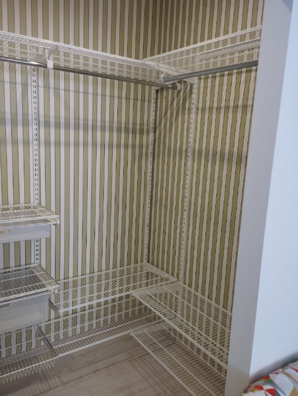 Белая угловая гардеробная с выдвижными корзинами, ~2,1×1,4 м, фото 1