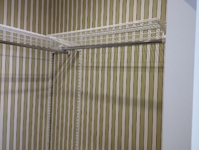 Белая угловая гардеробная с выдвижными корзинами, ~2,1×1,4 м, фото 3